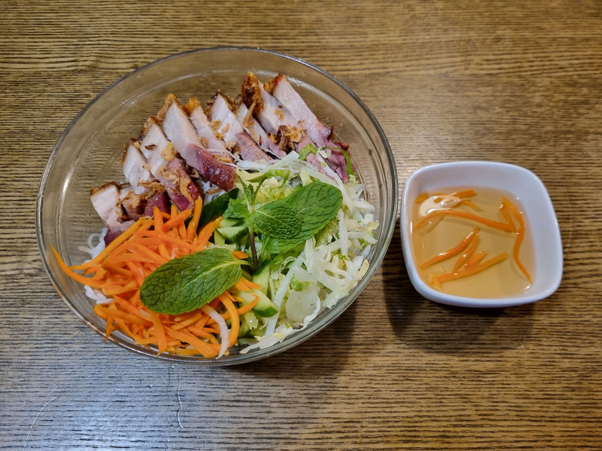 B n Heo Quay Rice Noodles With Roast Pork Belly The Noisy Wok